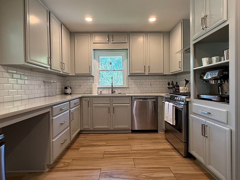 Chendr furnished kitchen